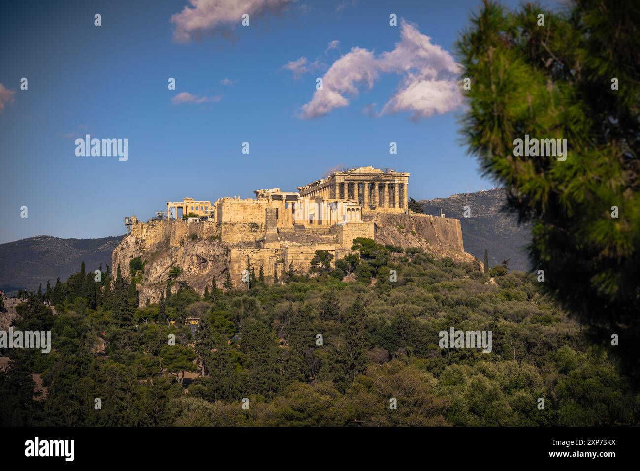 Vista panoramica dell'Acropoli di Atene dalla collina di Filopappo in Grecia Foto Stock
