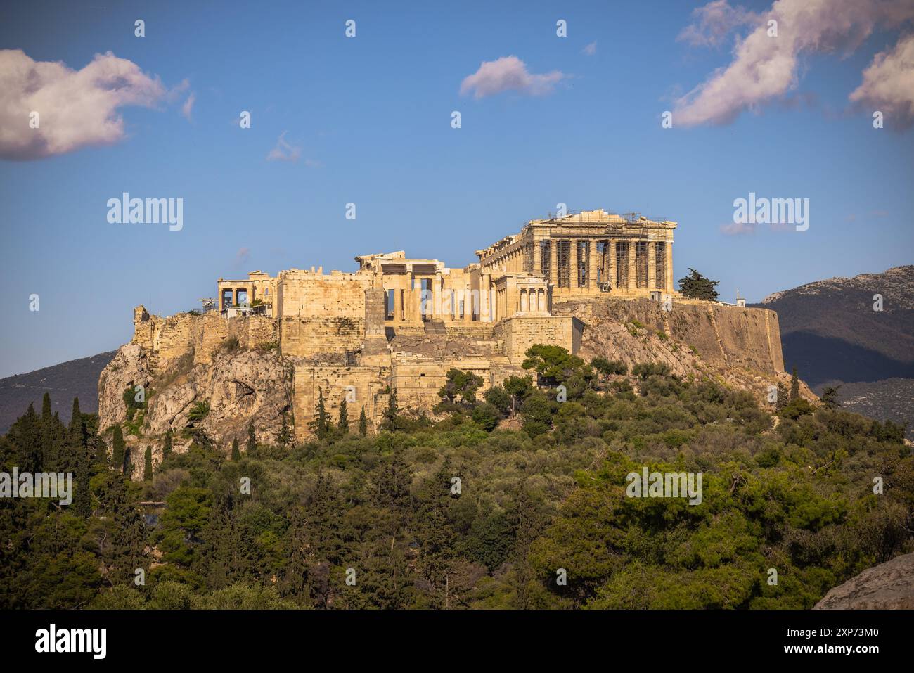 Vista panoramica dell'Acropoli di Atene dalla collina di Filopappo in Grecia Foto Stock