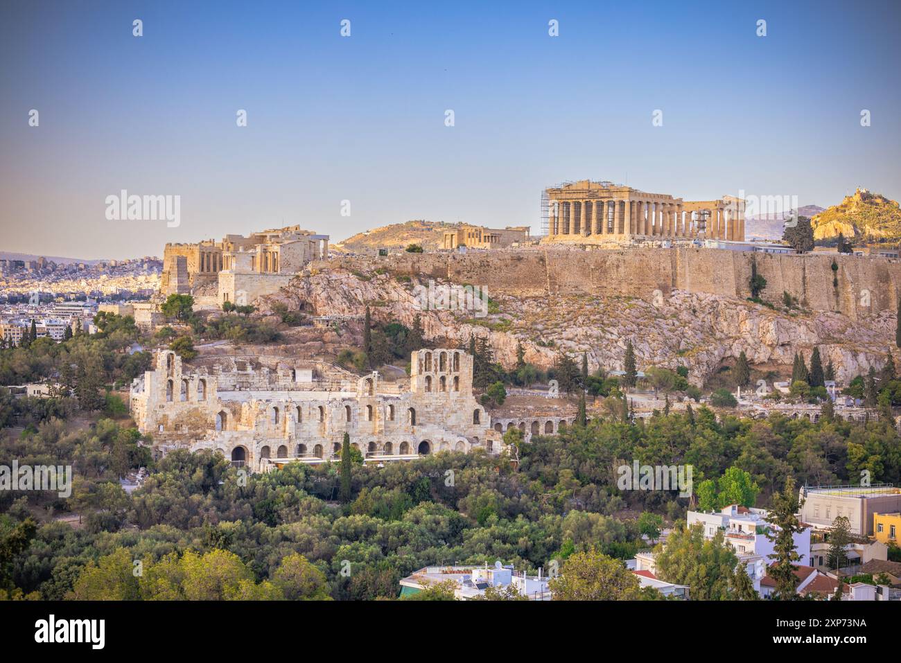 Vista panoramica dell'Acropoli di Atene dalla collina di Filopappo in Grecia Foto Stock