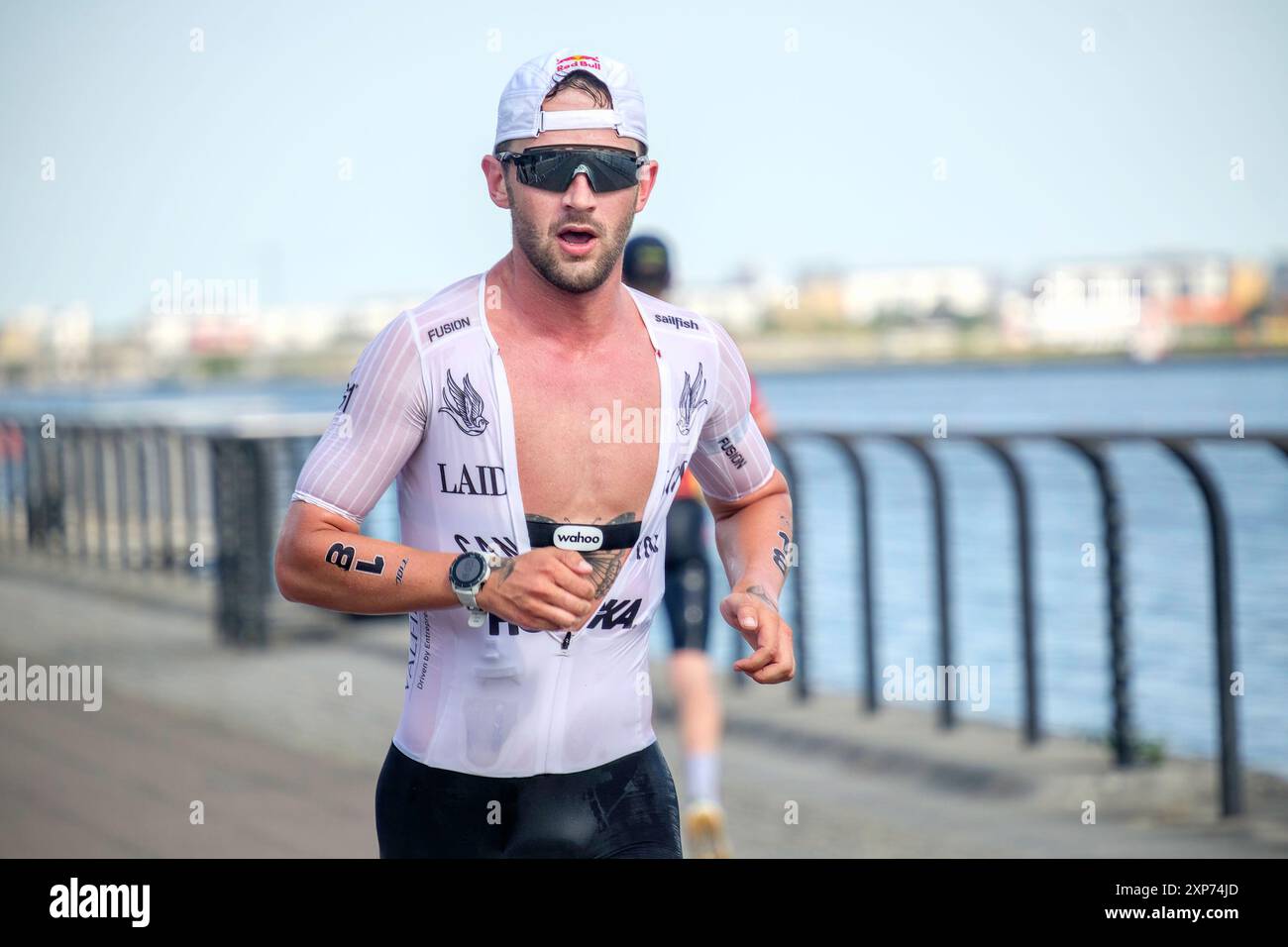 28 luglio 2024, T100 Triathlon World Series MEN's Race, London Docklands, UK. Sam Laidlow, francese, sta andando a vincere la gara. Foto Stock