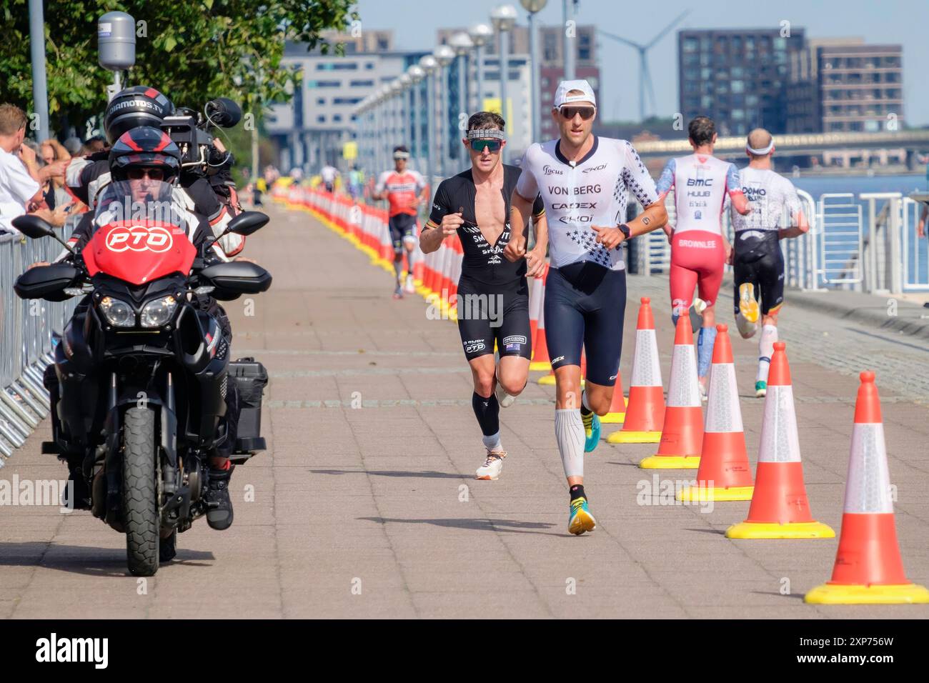 28 luglio 2024, T100 Triathlon World Series MEN's Race, London Docklands, UK. La troupe televisiva ha girato Kyle Smith della nuova Zelanda e Rudy Von Berg degli Stati Uniti. Foto Stock