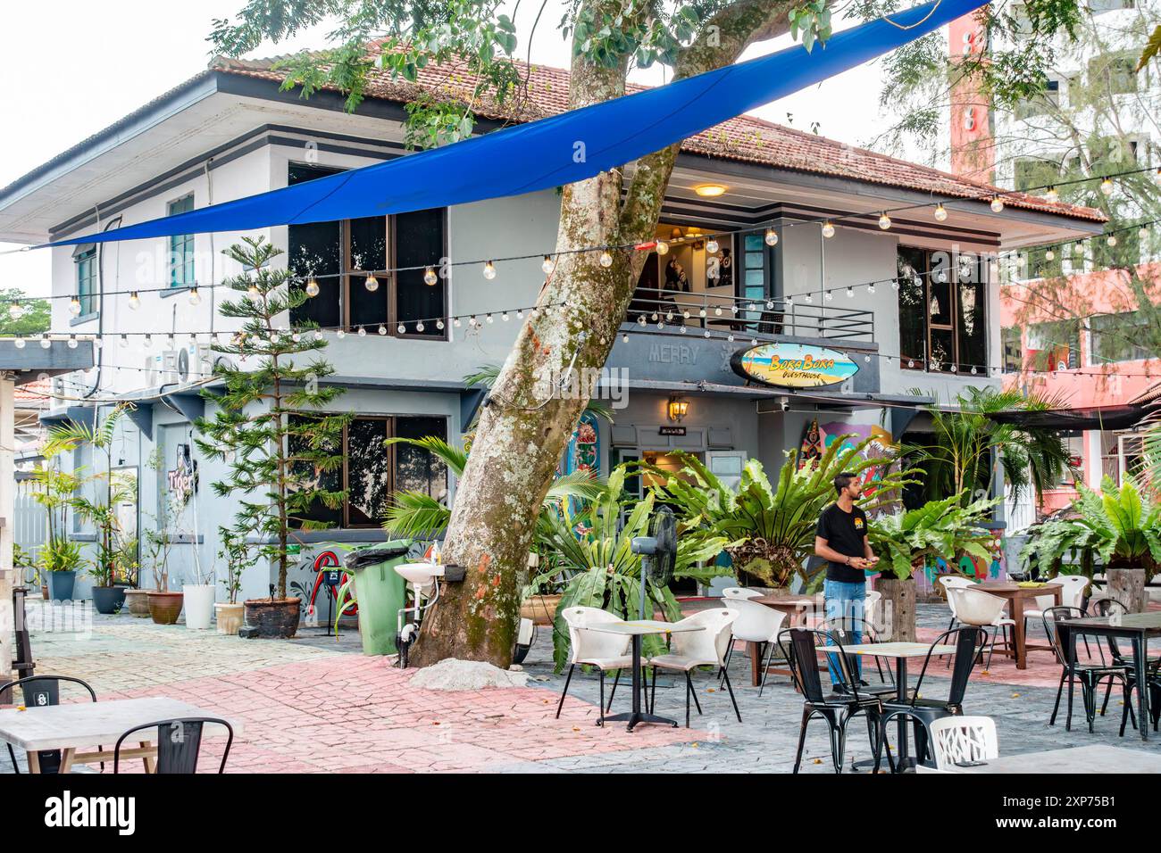 La pensione BoraBora e' anche un bar e ristorante sulla spiaggia al Tanjung Tokong a Penang, Malesia Foto Stock