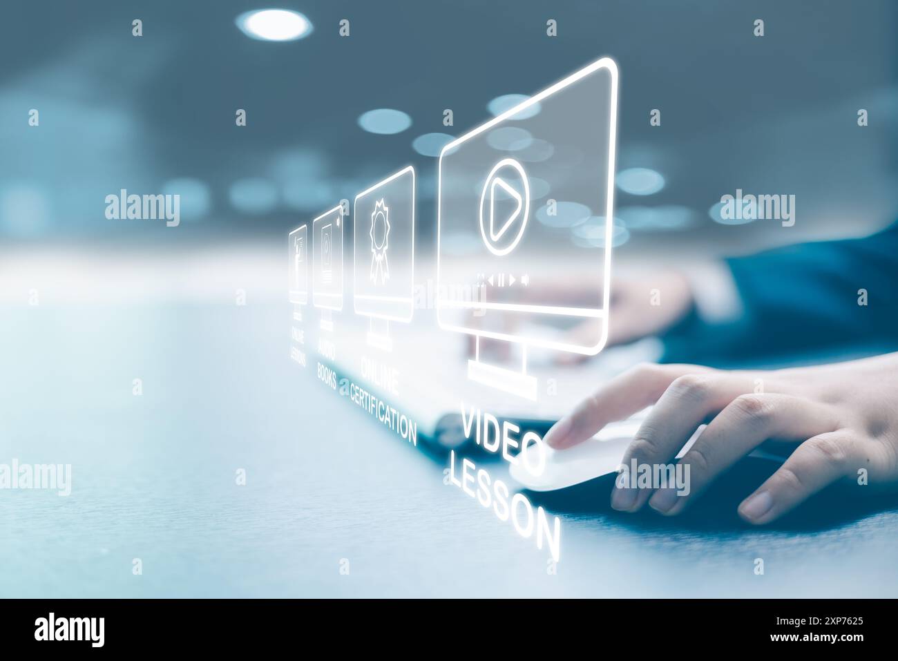 Gli studenti possono imparare attraverso l'istruzione digitale seguendo corsi online e formazione virtuale, incarnando il concetto moderno di biblioteca senza muri. le Foto Stock