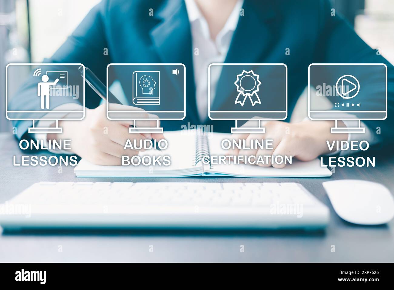 Gli studenti possono imparare attraverso l'istruzione digitale seguendo corsi online e formazione virtuale, incarnando il concetto moderno di biblioteca senza muri. le Foto Stock