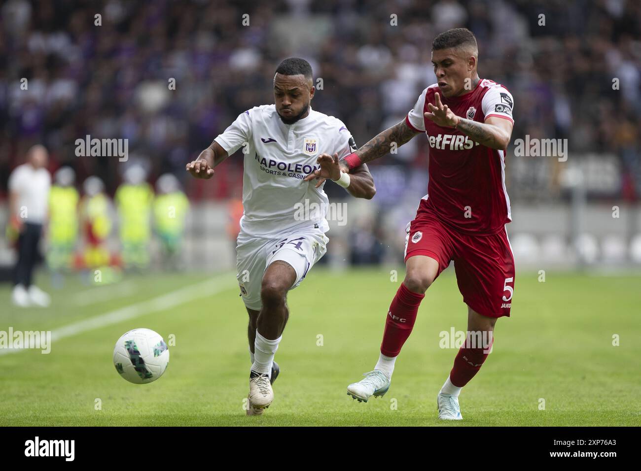 Killian Sardella dell'Anderlecht e Ayrton Costa di Anversa, nella foto durante una partita di calcio tra Royal Anversa FC e RSC Anderlecht, domenica 4 agosto 2024 ad Anversa, il giorno 2 della stagione 2024-2025 della prima divisione del campionato belga della 'Jupiler Pro League'. BELGA FOTO KRISTOF VAN ACCOM Foto Stock