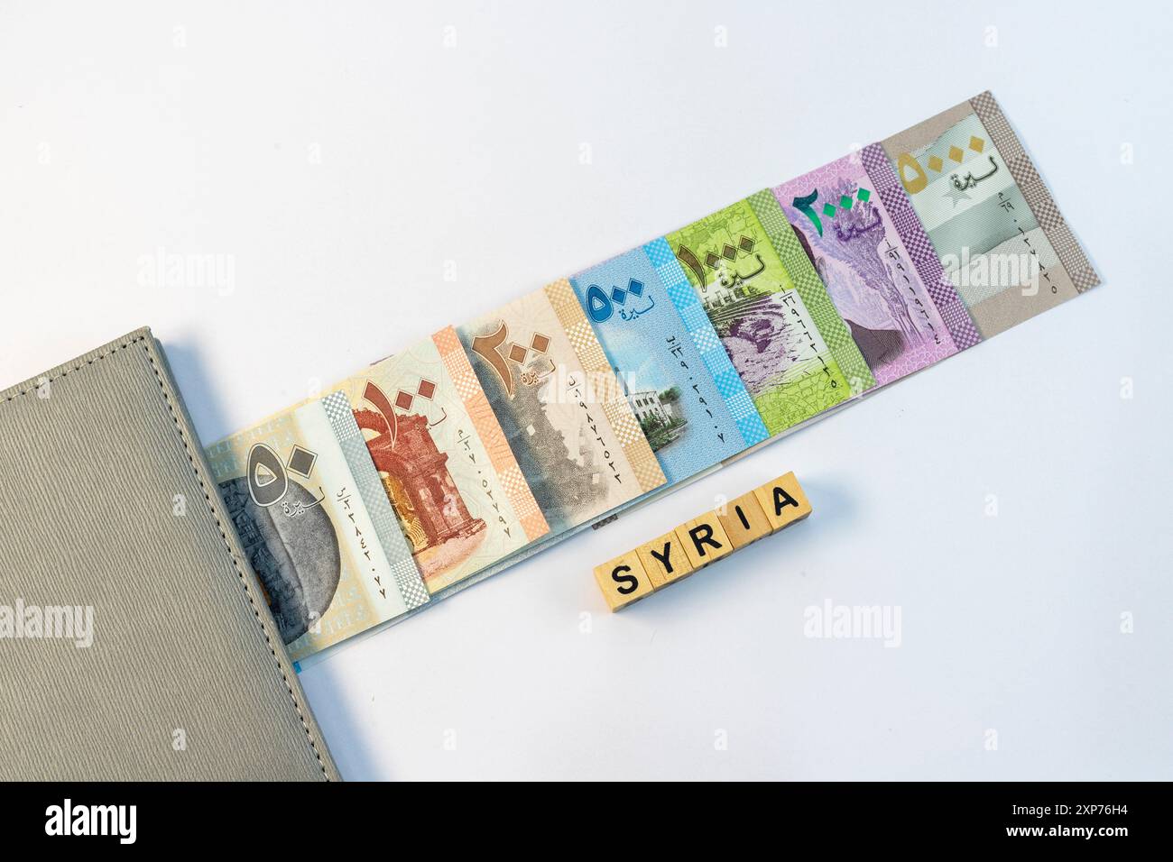 Banconote siriane nel portafoglio. Concetto finanziario. Foto Stock