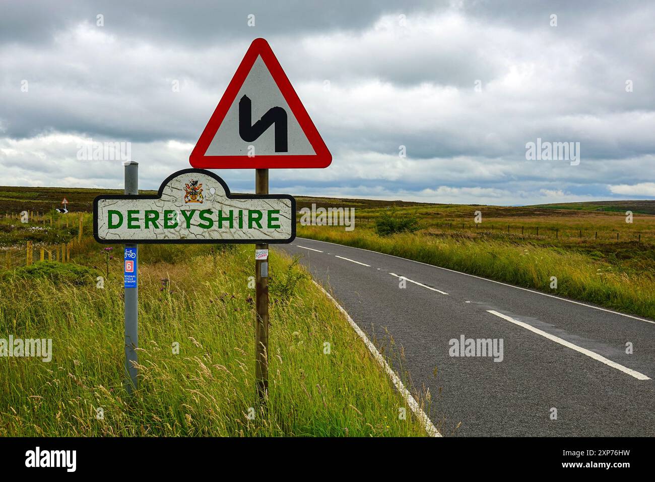Segnali di confine e di curva del Derbyshire, segnaletica per Sheffield, South Yorkshire, City, Inghilterra, REGNO UNITO Foto Stock