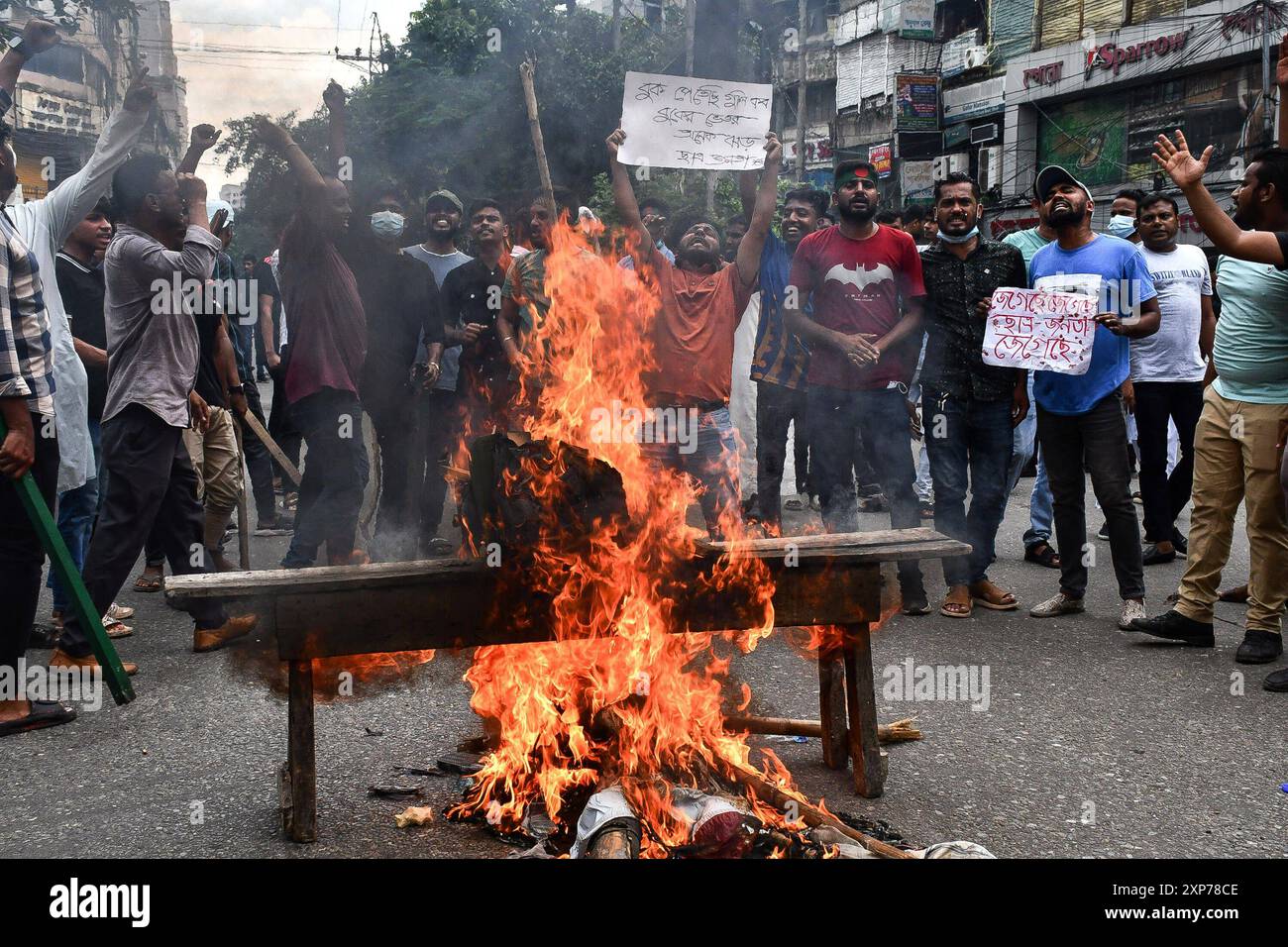 DATA RECORD NON DICHIARATA gli studenti protestano contro il sistema di quote nei posti di lavoro governativi a Dacca, i manifestanti del Bangladesh bloccano l'incrocio stradale durante una protesta a Dacca il 4 agosto 2024, per chiedere giustizia per le vittime arrestate e uccise nella recente violenza nazionale durante le proteste anti-quota. Il bilancio delle vittime degli scontri del 4 agosto tra i manifestanti del Bangladesh che chiedono le dimissioni del primo ministro Sheikh Hasina e i sostenitori filo-governativi è salito ad almeno 23, hanno detto polizia e medici. Dhaka Distretto di Dhaka Bangladesh Copyright: XHabiburxRahmanx Foto Stock