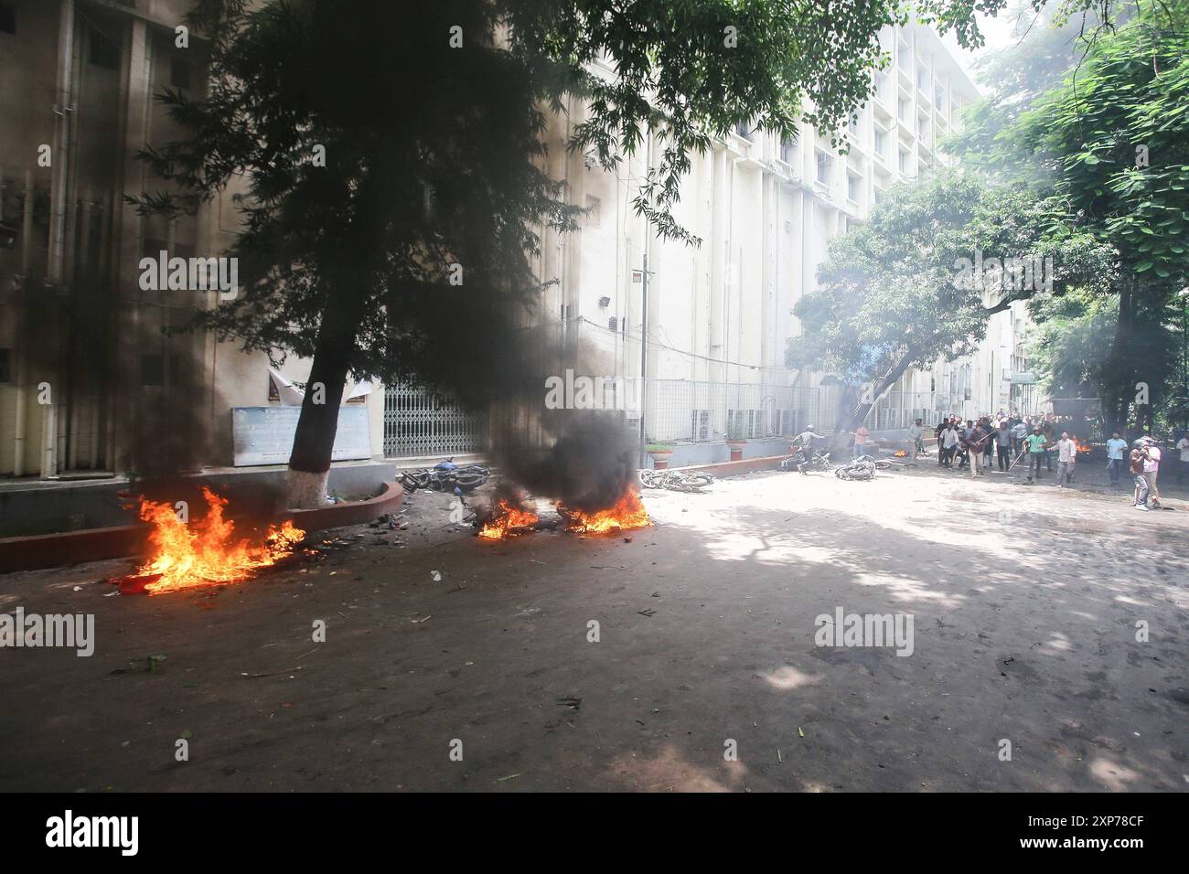 DATA RECORD NON DICHIARATA gli studenti protestano contro il sistema di quote nei posti di lavoro governativi a Dacca, i manifestanti del Bangladesh bloccano l'incrocio stradale durante una protesta a Dacca il 4 agosto 2024, per chiedere giustizia per le vittime arrestate e uccise nella recente violenza nazionale durante le proteste anti-quota. Il bilancio delle vittime degli scontri del 4 agosto tra i manifestanti del Bangladesh che chiedono le dimissioni del primo ministro Sheikh Hasina e i sostenitori filo-governativi è salito ad almeno 23, hanno detto polizia e medici. Dhaka Distretto di Dhaka Bangladesh Copyright: XHabiburxRahmanx Foto Stock