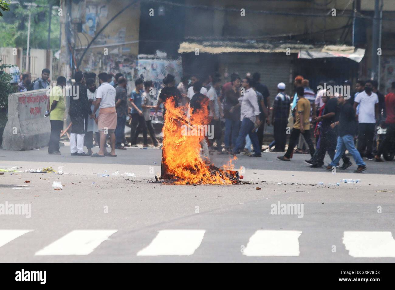 DATA RECORD NON DICHIARATA gli studenti protestano contro il sistema di quote nei posti di lavoro governativi a Dacca, i manifestanti del Bangladesh bloccano l'incrocio stradale durante una protesta a Dacca il 4 agosto 2024, per chiedere giustizia per le vittime arrestate e uccise nella recente violenza nazionale durante le proteste anti-quota. Il bilancio delle vittime degli scontri del 4 agosto tra i manifestanti del Bangladesh che chiedono le dimissioni del primo ministro Sheikh Hasina e i sostenitori filo-governativi è salito ad almeno 23, hanno detto polizia e medici. Dhaka Distretto di Dhaka Bangladesh Copyright: XHabiburxRahmanx Foto Stock