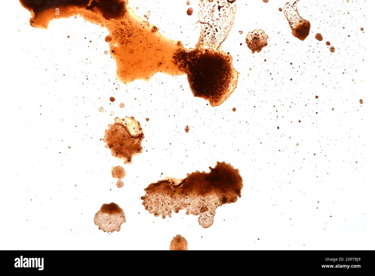 Gocce, macchie di caffè nero versato sul bianco come consistenza o sfondo Foto Stock
