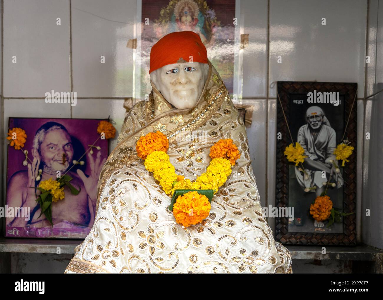 MUMBAI - 20 settembre: Figura di Sai Baba di Shirdi sull'altare del tempio locale di Mumbai il 20 settembre. 2023 in India. Era un maestro spirituale indiano e.. Foto Stock