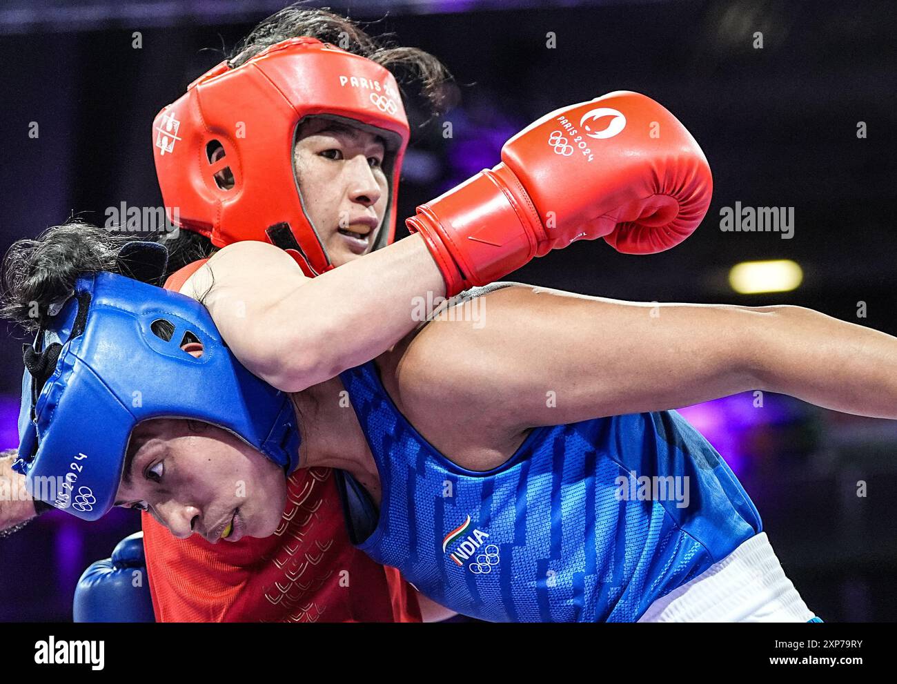 Parigi, Francia. 4 agosto 2024. Li Qian (L) della Cina compete con Lovlina Borgohain dell'India durante i quarti di finale di pugilato femminile di 75 kg ai Giochi Olimpici di Parigi 2024 a Parigi, Francia, 4 agosto 2024. Crediti: Jiang Wenyao/Xinhua/Alamy Live News Foto Stock