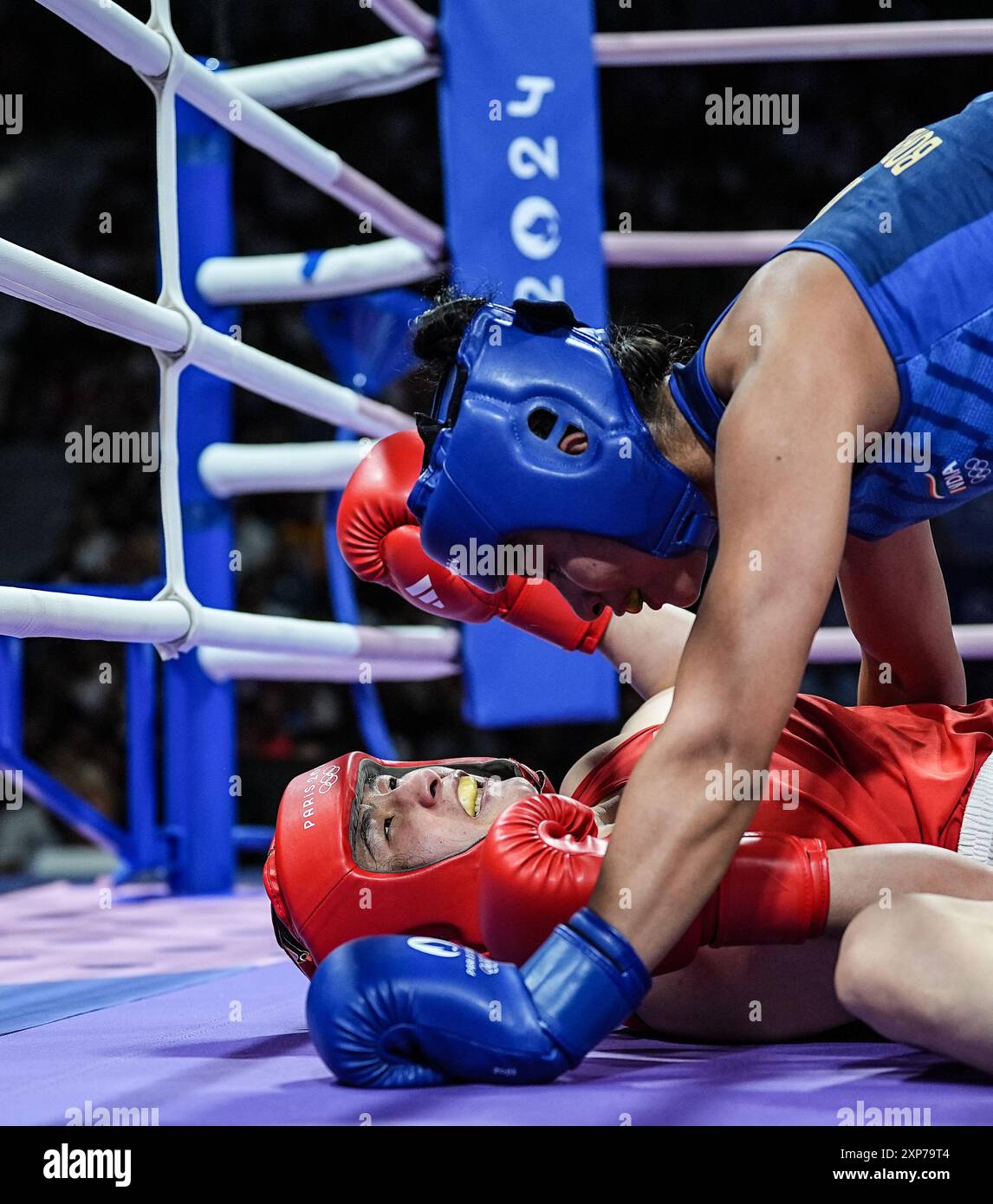 Parigi, Francia. 4 agosto 2024. Lovlina Borgohain (top) dell'India compete con li Qian della Cina durante i quarti di finale di pugilato femminile di 75 kg ai Giochi Olimpici di Parigi 2024 a Parigi, Francia, 4 agosto 2024. Crediti: Jiang Wenyao/Xinhua/Alamy Live News Foto Stock