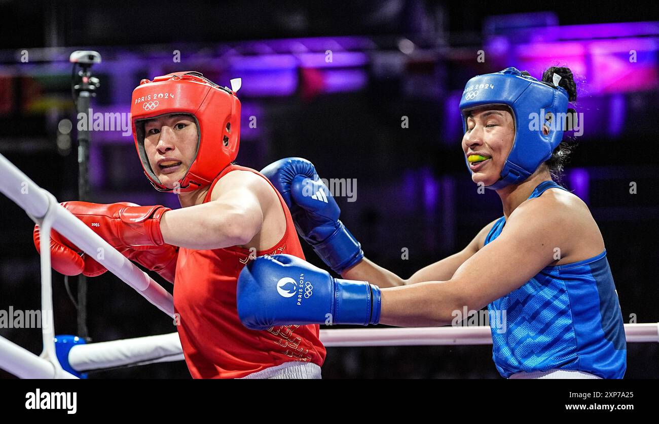 Parigi, Francia. 4 agosto 2024. Li Qian (L) della Cina compete con Lovlina Borgohain dell'India durante i quarti di finale di pugilato femminile di 75 kg ai Giochi Olimpici di Parigi 2024 a Parigi, Francia, 4 agosto 2024. Crediti: Jiang Wenyao/Xinhua/Alamy Live News Foto Stock