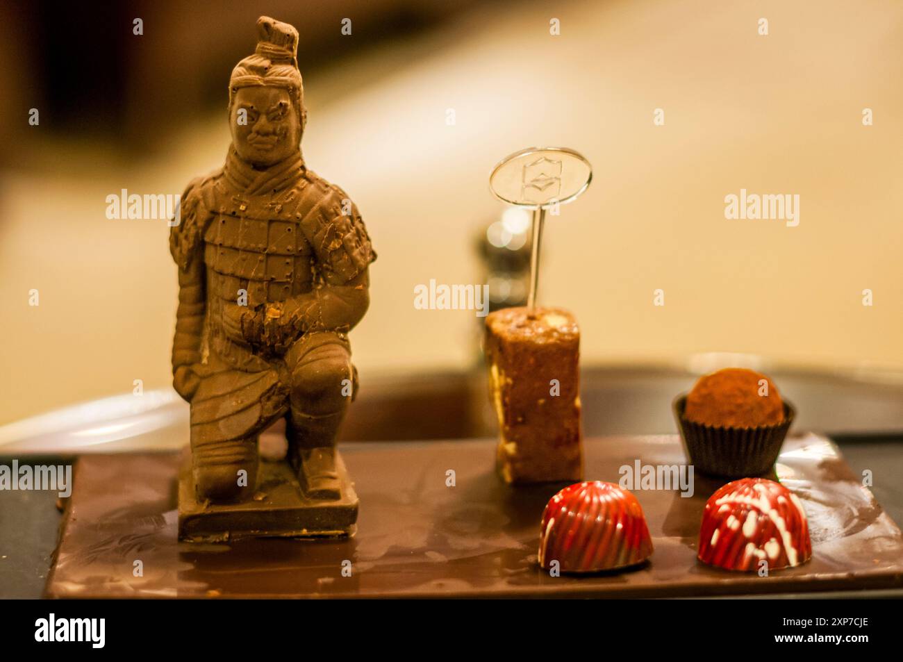 Un Guerriero di terracotta costituito da cioccolato e cioccolatini artigianali a Xi'an Shangri-la Hotel, Provincia di Shaanxi, Cina. Foto Stock