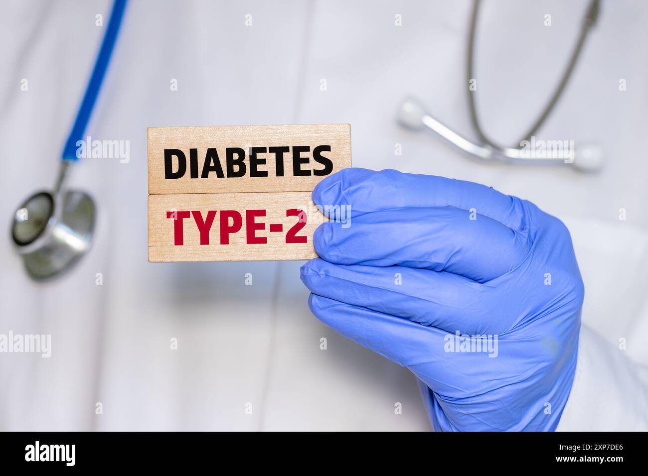 Diabete di tipo 2. concetto di salute. Dottore che indica le parole diabete tipo 2, su blocchi di legno. Diagnosi di malattia, simbolo medico Foto Stock