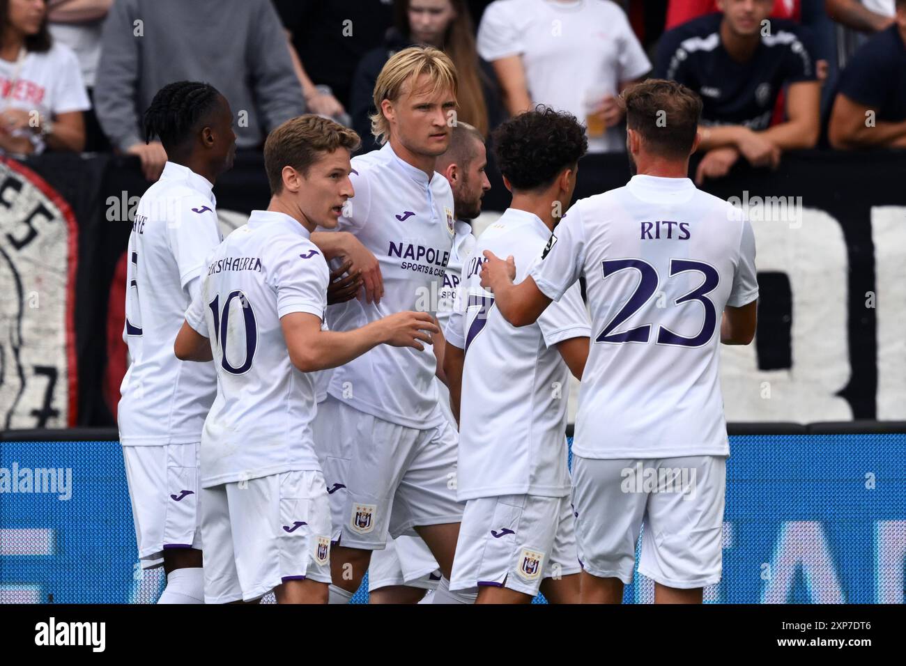 ANVERSA - Anderlecht celebra il gol di Kasper Dolberg della RSC Anderlecht (m) durante la partita di Pro League belga tra Royal Anversa FC e RSC Anderlecht allo stadio Bosuil il 4 agosto 2024 ad Anversa, Belgio. ANP | Hollandse Hoogte | GERRIT VAN COLOGNE Foto Stock