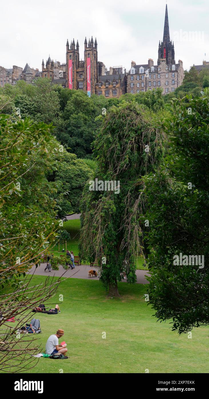 New Collage University of Edinburgh vista dai Princes Street Gardens. Edimburgo, capitale della Scozia, 3 agosto 2024 Foto Stock