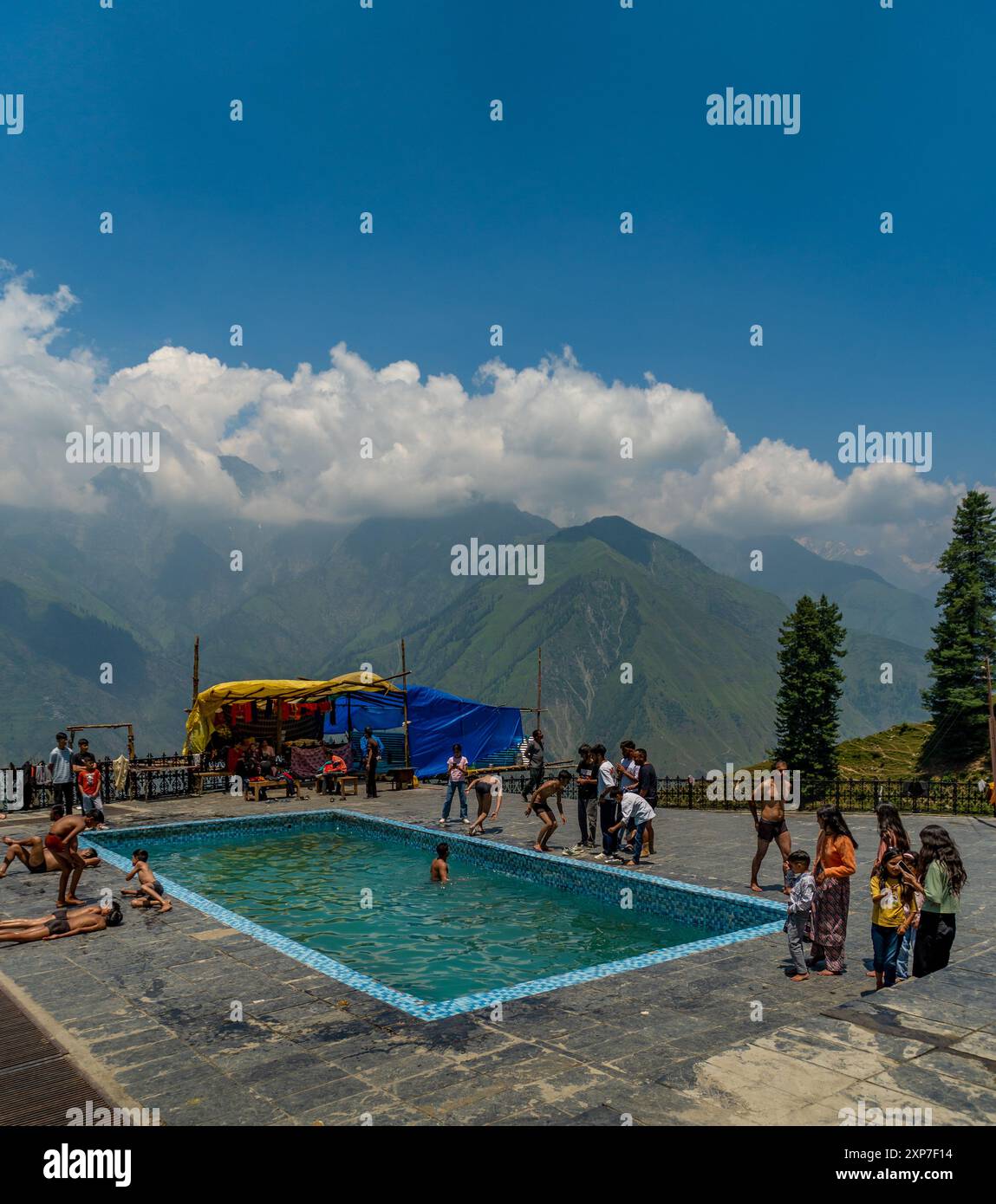 July25th2024, Himachal Pradesh, India. Persone che si bagnano nelle acque sacre dalle cime glaciali di Manimahesh Kailash al tempio Brahmani devi di Bharmour, Foto Stock