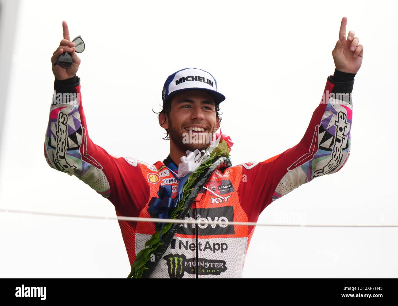 Enea Bastianini del Ducati Lenovo Team festeggia sul podio dopo il Monster Energy British Grand Prix MotoGP 2024 a Silverstone, Towcester. Data foto: Domenica 4 agosto 2024. Foto Stock