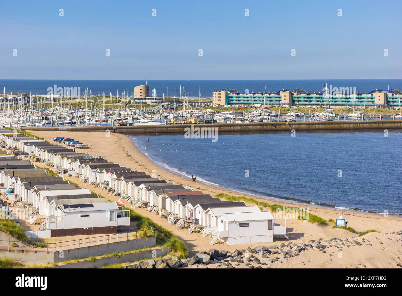 Cabine e porto marittimo sulla costa vicino a IJmuiden, Paesi Bassi Foto Stock