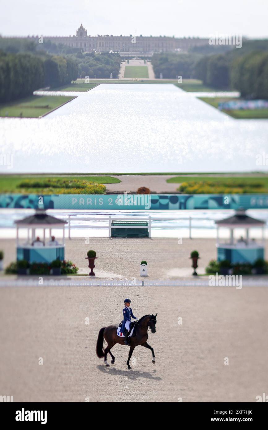 VERSAILLES, FRANCIA - 04 AGOSTO: (NOTA PER I REDATTORI: Immagine scattata con un obiettivo inclinabile). Panoramica generale con Emma Basquin e il cavallo Sertorius De Rima Z del Team France durante il Dressage Individual Grand Prix Freestyle il giorno nove dei Giochi Olimpici di Parigi 2024 allo Chateau de Versailles il 4 agosto 2024 a Versailles, Francia. © diebilderwelt / Alamy Live News Foto Stock