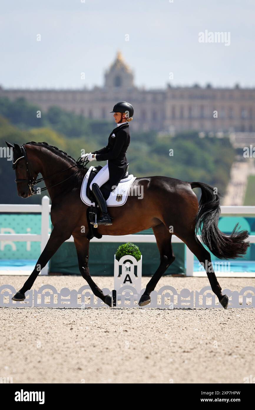 VERSAILLES, FRANCIA - 04 AGOSTO: Jessica von Bredow-Werndl con la TSF Dalera BB del Team Germania partecipa al Dressage Individual Grand Prix Freestyle il giorno nove dei Giochi Olimpici di Parigi 2024 al Chateau de Versailles il 4 agosto 2024 a Versailles, Francia. © diebilderwelt / Alamy Live News Foto Stock