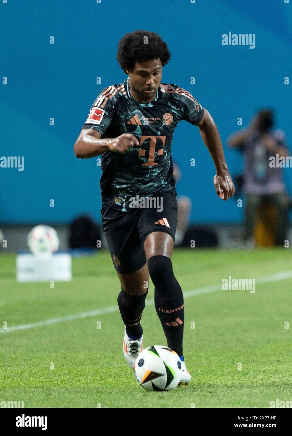 Seoul, Corea del Sud. 3 agosto 2024. Serge Gnabry del Bayern München dribbla la palla durante una partita amichevole di pre-stagione del Bayern Monaco e del Tottenham Hotspur al Seoul World Cup Stadium di Seoul, Corea del Sud, il 3 agosto 2024. (Foto di: Lee Young-ho/Sipa USA) credito: SIPA USA/Alamy Live News Foto Stock