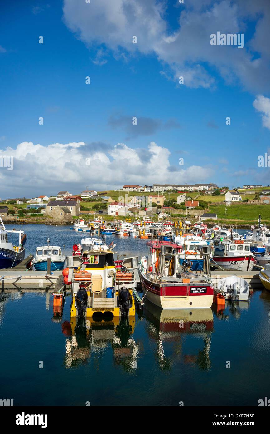 Whalsay è la sesta più grande delle isole Shetland nel nord della Scozia. Conosciuta come "l'isola di bonnie" con una grande flotta di pesca pelagica Foto Stock