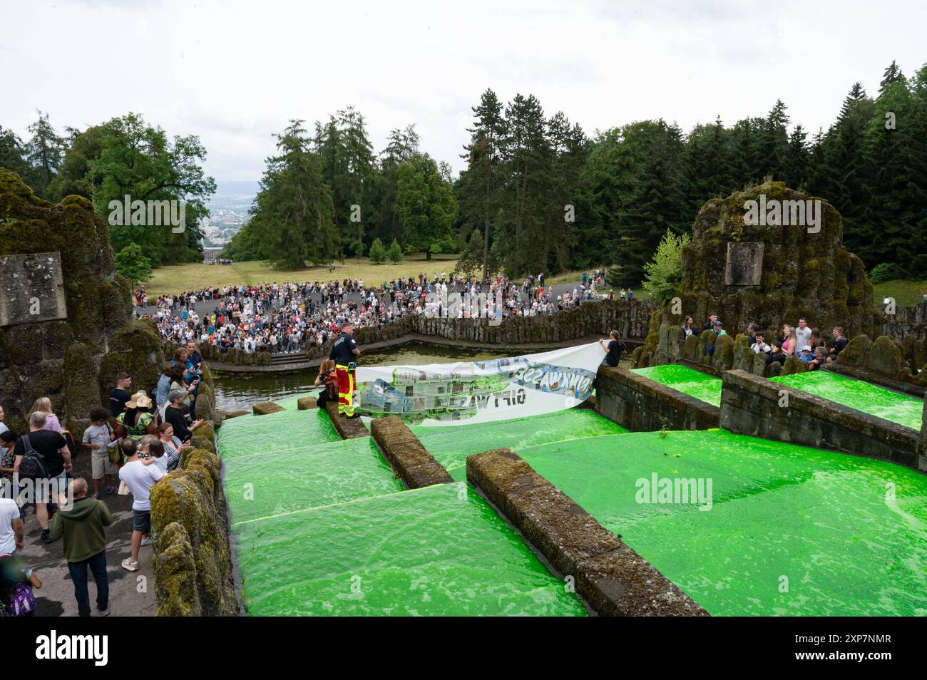 Gegen di protesta KS: Kasseler Wasserspiele im UNESCOWelterbe von Umweltaktivisten Grün gefärbt Kasseler Wasserspiele aus gegen di protesta KS Grün gefärbt: gegen die Verseuchung der Werra und durch Düngemittel geschädigte Böden durch den Großkonzern KS färbten heute Aktivisten von Klimagerechtigkeit Kassel das die Kaskaden herablaufende Wasser der Wasserspiele im Bergpark Kassel, UNESCOWelterbe Grün. Nach Angaben der Aktivisten handele es sich dabei um biologisch abbaubare Farbe, im Gegensatz zu den umweltschädlichen Produkten und Abfällen des in Kassel ansässigen Konzerns. Gerade die Salzverschmutzu Foto Stock