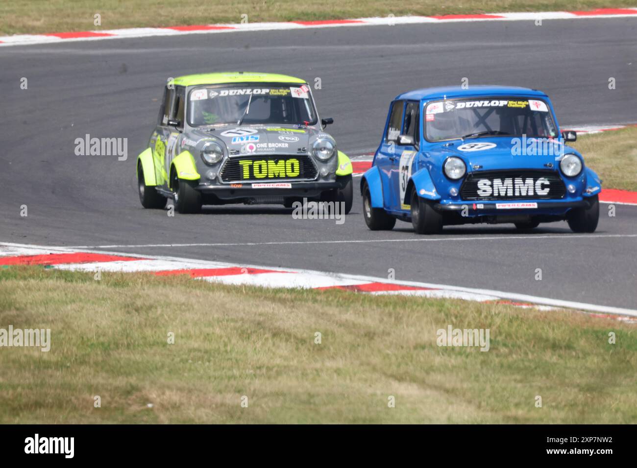 Driver Kane Astin (grigio chiaro numero 11) e driver James Cuthbertson in pista durante il Track Day al circuito Brands Hatch, Sevenoaks, Kent, il 2° Au Foto Stock