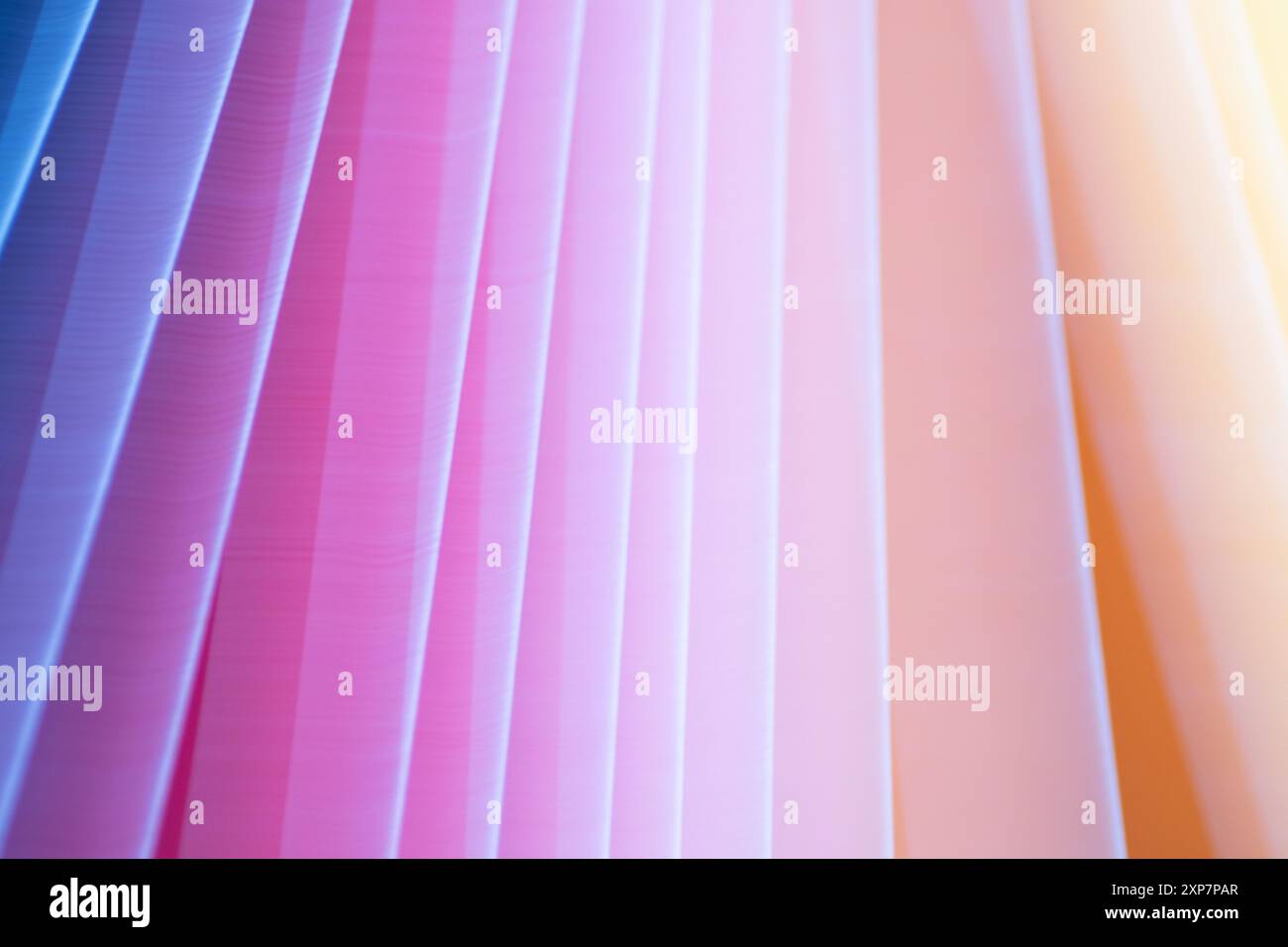 Bande Gauzy di sfondo a gradiente con sfumature di blu, rosa e giallo. Foto Stock
