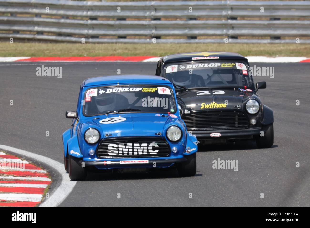 L-R driver James Cuthbertson ( numero Blu 37) e driver Rupert Deeth ( numero Nero 23) durante la giornata di pista al circuito Brands Hatch , Sevenoaks, Kent Foto Stock