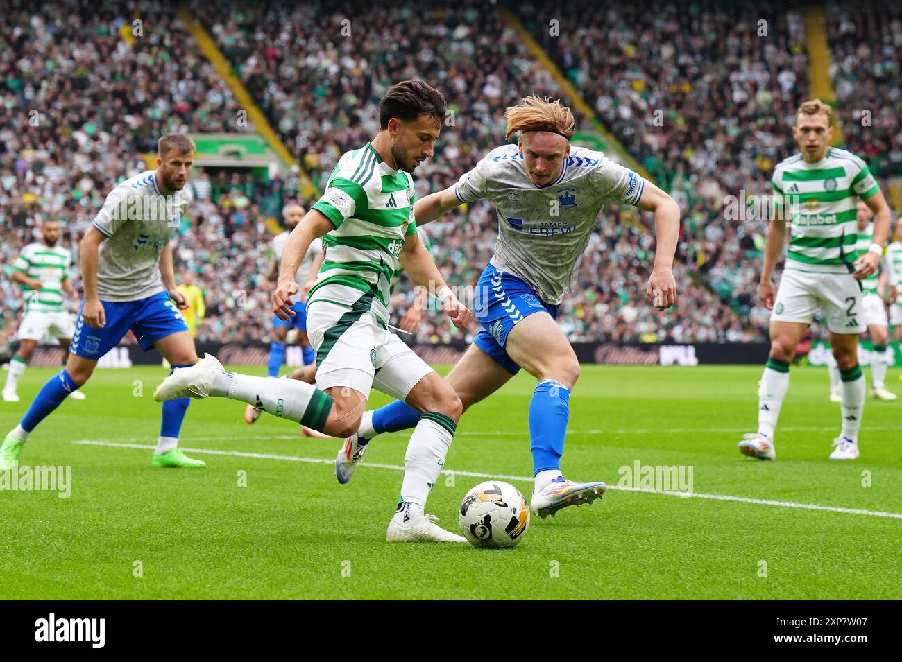 Nicolas Kuhn del Celtic in azione contro Oliver Bainbridge di Kilmarnock durante la partita della William Hill Premiership al Celtic Park di Glasgow. Data foto: Domenica 4 agosto 2024. Foto Stock
