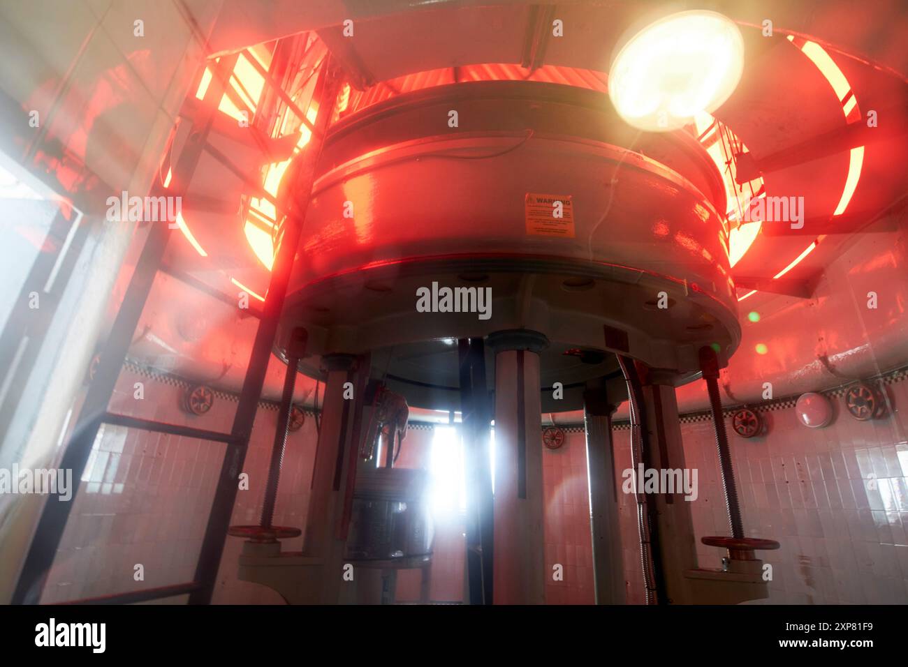 veduta interna della luce al faro a luce ovest di rathlin, isola di rathlin, contea di antrim, irlanda del nord, regno unito Foto Stock