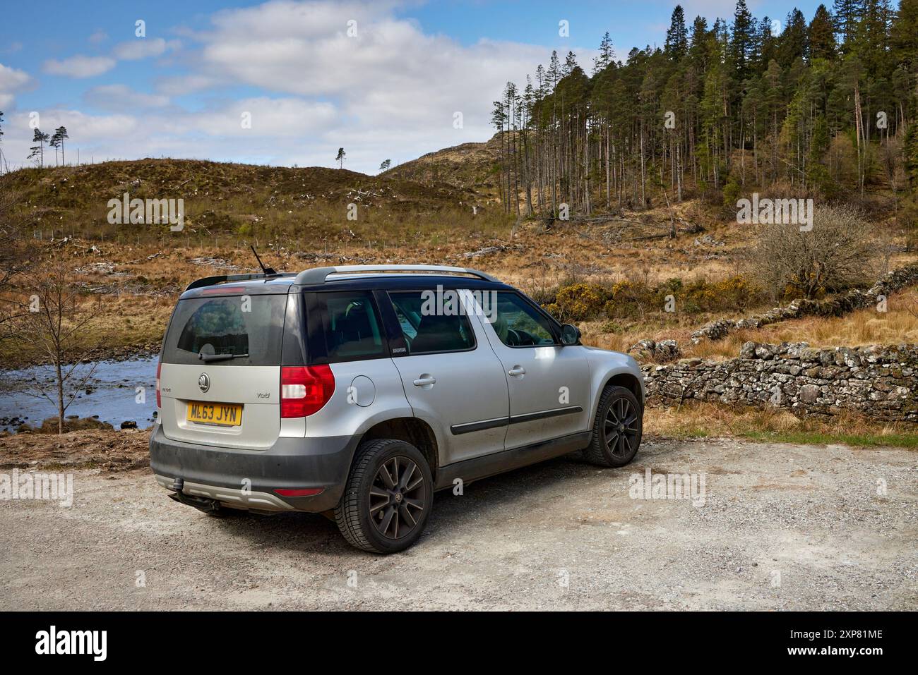 Skoda Yeti nel parcheggio sulla pista che porta a Loch Moidart, Highlands, Scozia Foto Stock