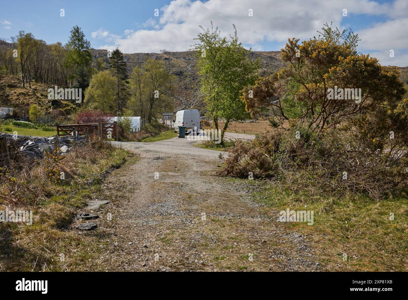 Furgone bianco parcheggiato alla base di Drynie Hill. Kinlochmoidart, Highlands, Scozia Foto Stock