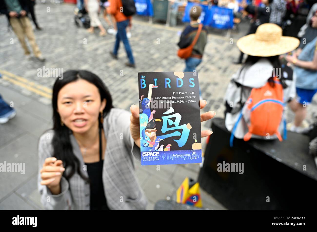 Edimburgo, Scozia, Regno Unito. 4 agosto 2024. Edinburgh Fringe: Artisti di periferia su un vivace Royal Mile. The Birds, un dramma per bambini con un cast tutto adolescente che si esibisce allo SpaceTriplex, sede 38, dal 5 agosto. Un'interpretazione moderna di un'antica commedia greca. Crediti: Craig Brown/Alamy Live News Foto Stock