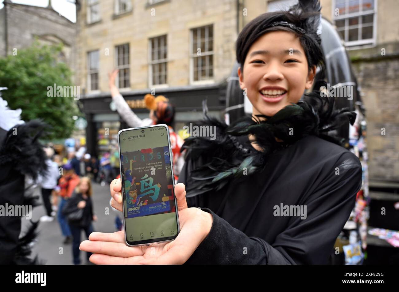 Edimburgo, Scozia, Regno Unito. 4 agosto 2024. Edinburgh Fringe: Artisti di periferia su un vivace Royal Mile. The Birds, un dramma per bambini con un cast tutto adolescente che si esibisce allo SpaceTriplex, sede 38, dal 5 agosto. Un'interpretazione moderna di un'antica commedia greca. Crediti: Craig Brown/Alamy Live News Foto Stock