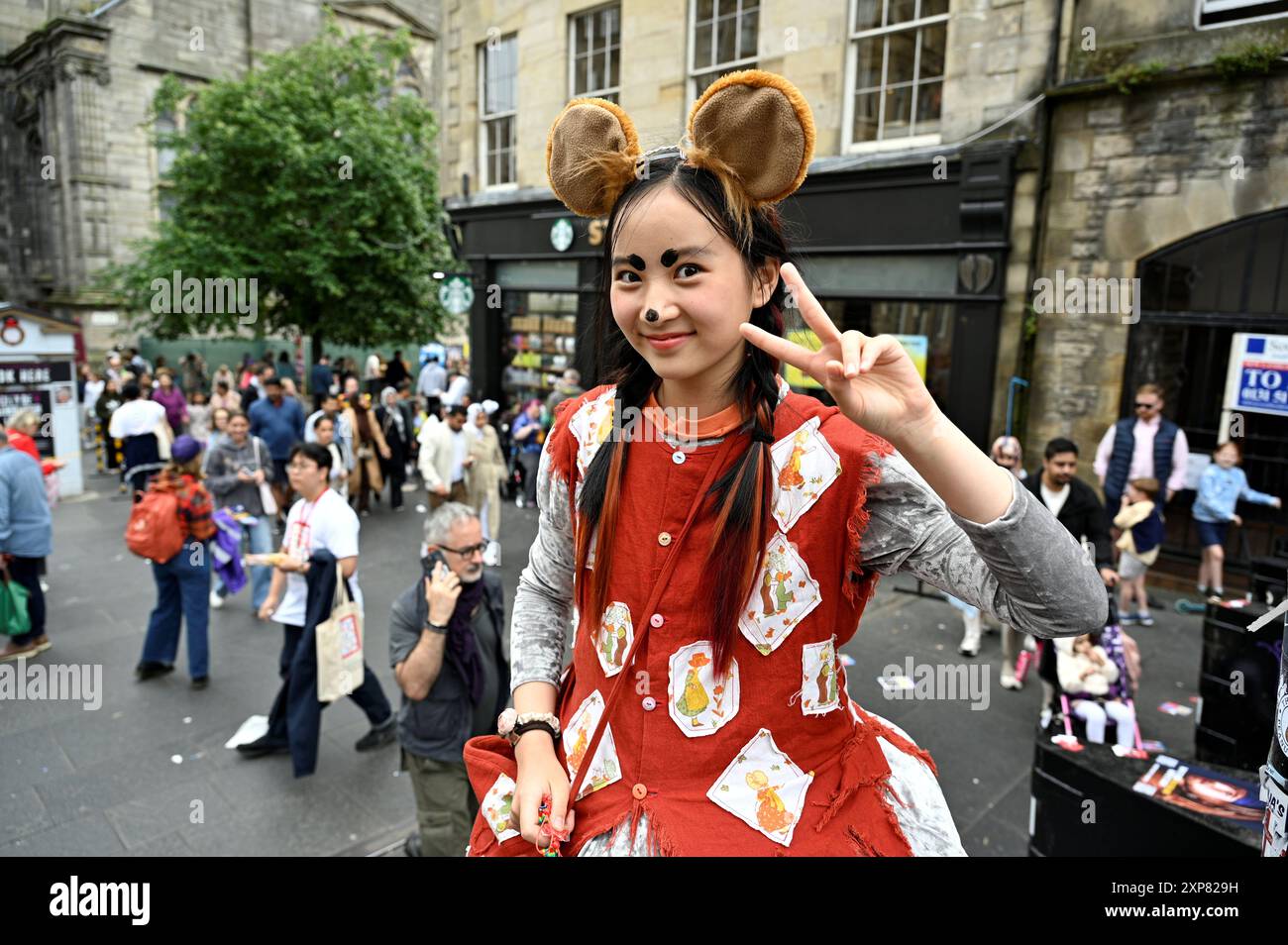 Edimburgo, Scozia, Regno Unito. 4 agosto 2024. Edinburgh Fringe: Artisti di periferia su un vivace Royal Mile. The Birds, un dramma per bambini con un cast tutto adolescente che si esibisce allo SpaceTriplex, sede 38, dal 5 agosto. Un'interpretazione moderna di un'antica commedia greca. Crediti: Craig Brown/Alamy Live News Foto Stock