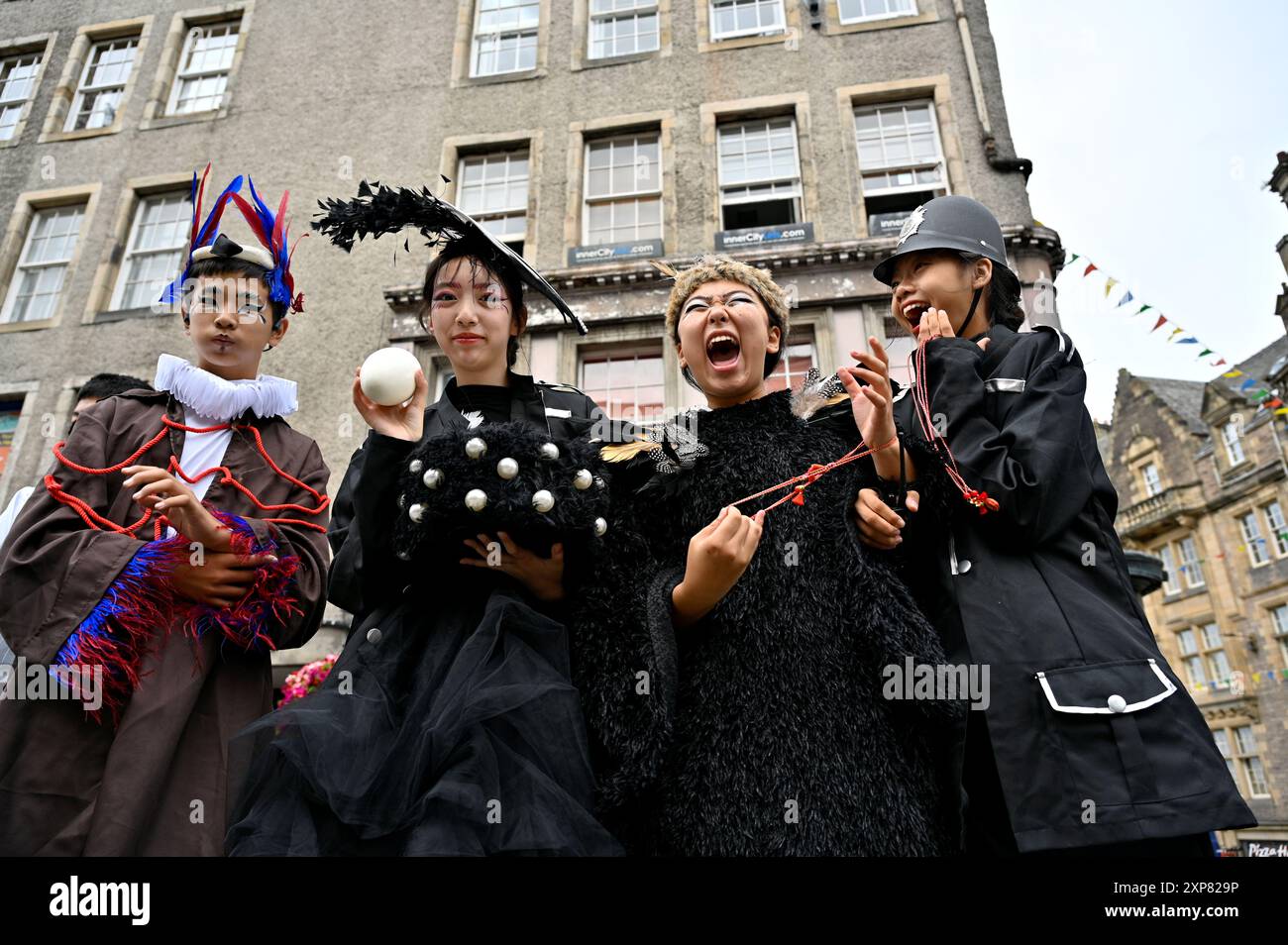Edimburgo, Scozia, Regno Unito. 4 agosto 2024. Edinburgh Fringe: Artisti di periferia su un vivace Royal Mile. The Birds, un dramma per bambini con un cast tutto adolescente che si esibisce allo SpaceTriplex, sede 38, dal 5 agosto. Un'interpretazione moderna di un'antica commedia greca. Crediti: Craig Brown/Alamy Live News Foto Stock