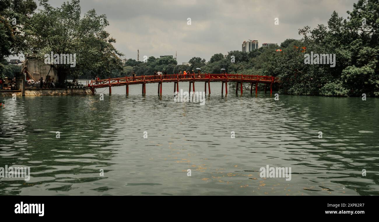 Cultura viaggi Vietnam attrazioni nel lago Hoan Kiem di Hanoi con il ponte mattutino alla luce del sole ad Hanoi Vietnam Foto Stock