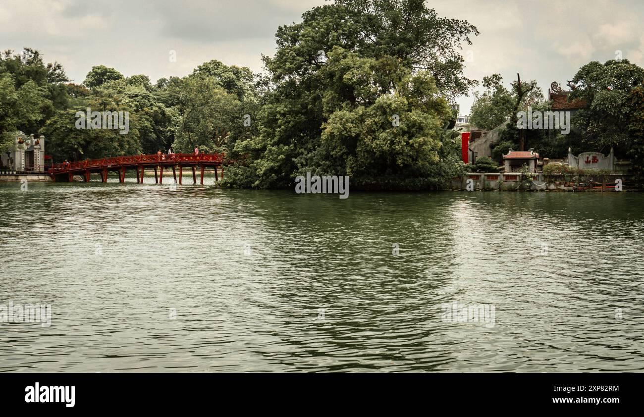 Cultura viaggi Vietnam attrazioni nel lago Hoan Kiem di Hanoi con il ponte mattutino alla luce del sole ad Hanoi Vietnam Foto Stock