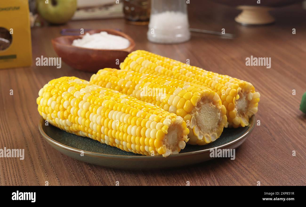 Frutta fresca di mais cotta nel piatto. Cibo e cucina. Nutrizione e salute. Sfondo per la progettazione. Foto Stock