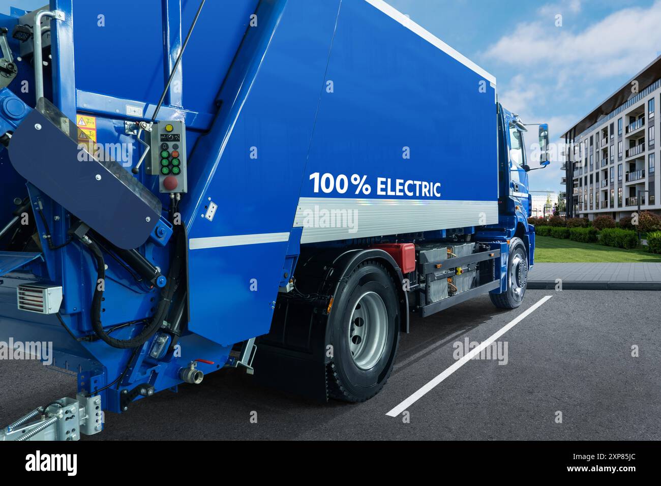 Veicolo per la raccolta rifiuti completamente elettrico. Su una strada cittadina. Foto Stock