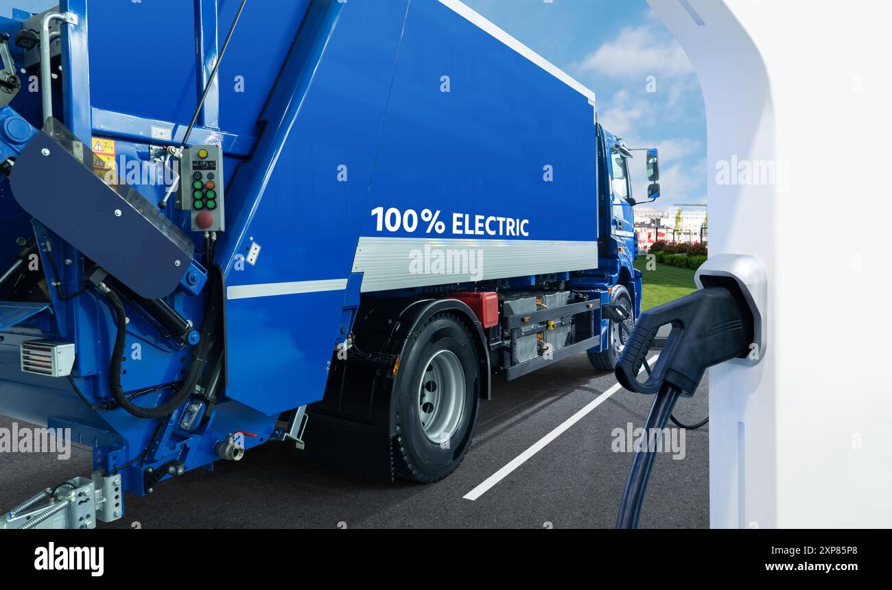 Veicolo per la raccolta rifiuti completamente elettrico. Su una strada cittadina. Foto Stock