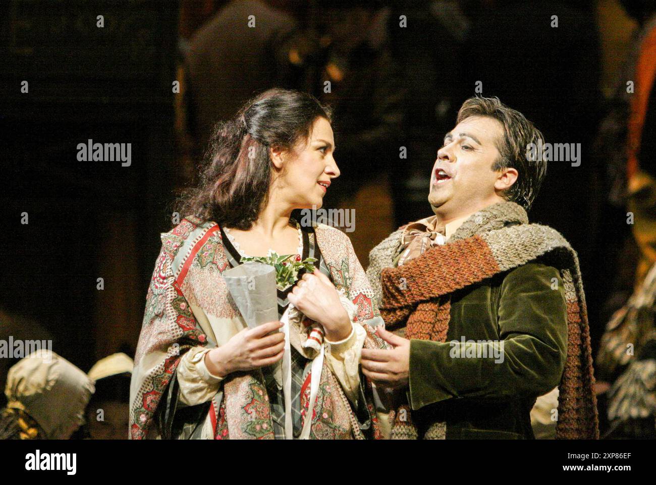 Angela Gheorghiu (Mimi), Tito Beltran (Rodolfo) ne LA BOHEME alla Royal Opera, Covent Garden Londra WC2 17/06/2005, musica: Giacomo Puccini libretto: Luigi Illica e Giuseppe Giacosa direttore: Mark Elder design: Julia Trevelyan Oman illuminazione: John Charlton direttore: John Copley Foto Stock