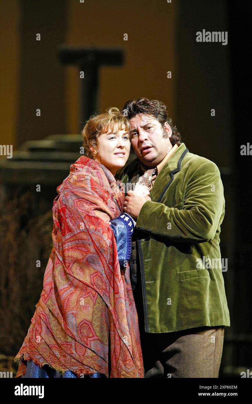 Katie Van Kooten (Mimi), Marcelo Alvarez (Rodolfo) ne LA BOHEME alla Royal Opera, Covent Garden Londra WC2 23/10/2006 musica: Giacomo Puccini libretto: Luigi Illica e Giuseppe Giacosa direttore: Philippe Jordan design: Julia Trevelyan Oman illuminazione originale: John Bundy direttore: John Copley Foto Stock