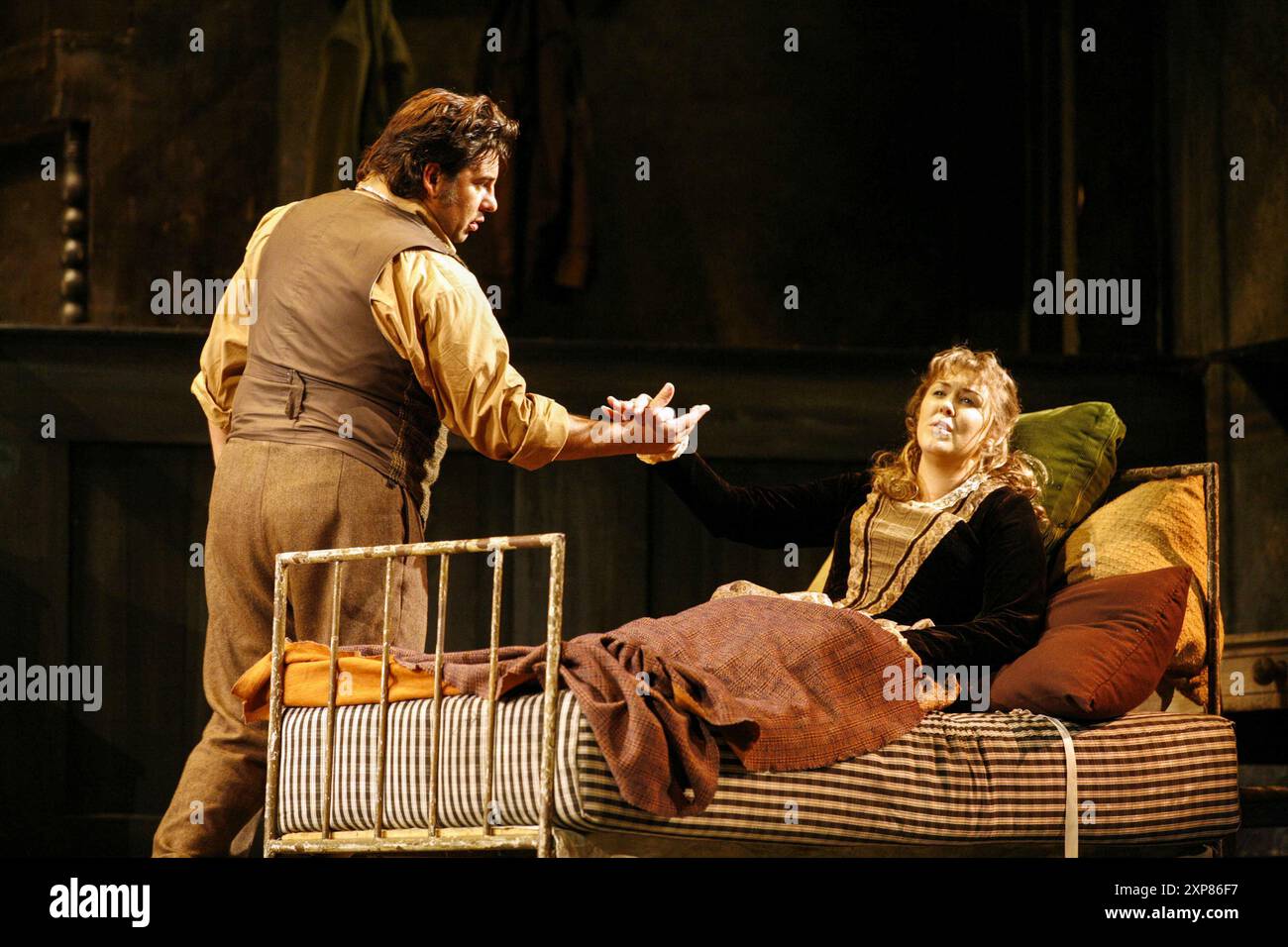 Marcelo Alvarez (Rodolfo), Katie Van Kooten (Mimi) ne LA BOHEME alla Royal Opera, Covent Garden Londra WC2 23/10/2006 musica: Giacomo Puccini libretto: Luigi Illica e Giuseppe Giacosa direttore: Philippe Jordan design: Julia Trevelyan Oman illuminazione originale: John Bundy direttore: John Copley Foto Stock